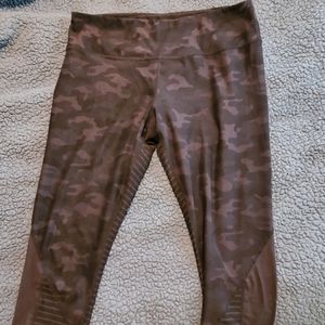 Black camo ankle leggings